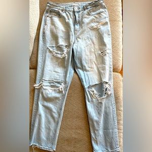 Cute ripped high waisted jeans!